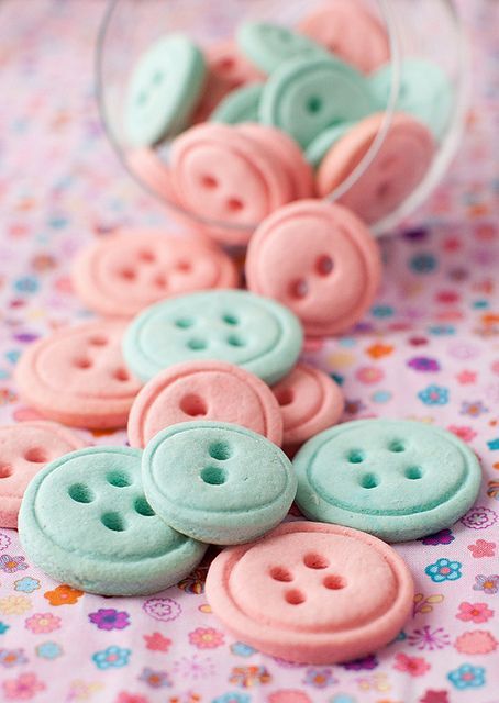 Button Cookies–perfect for baby showers or bridal showers. Are these not the cu