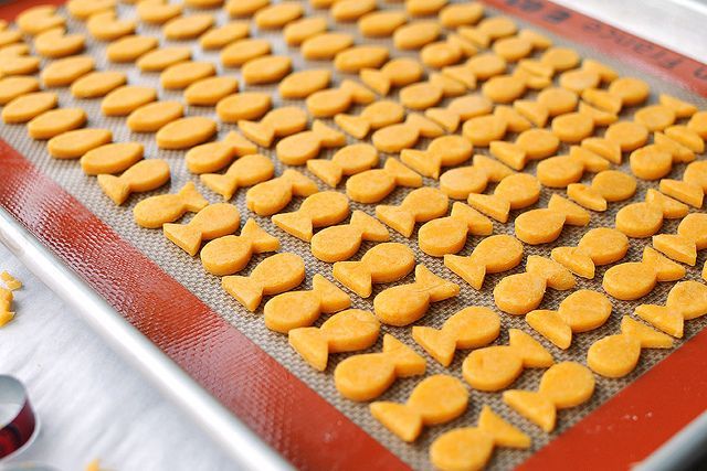 Homemade goldfish crackers–only 5 ingredients & no chemicals!