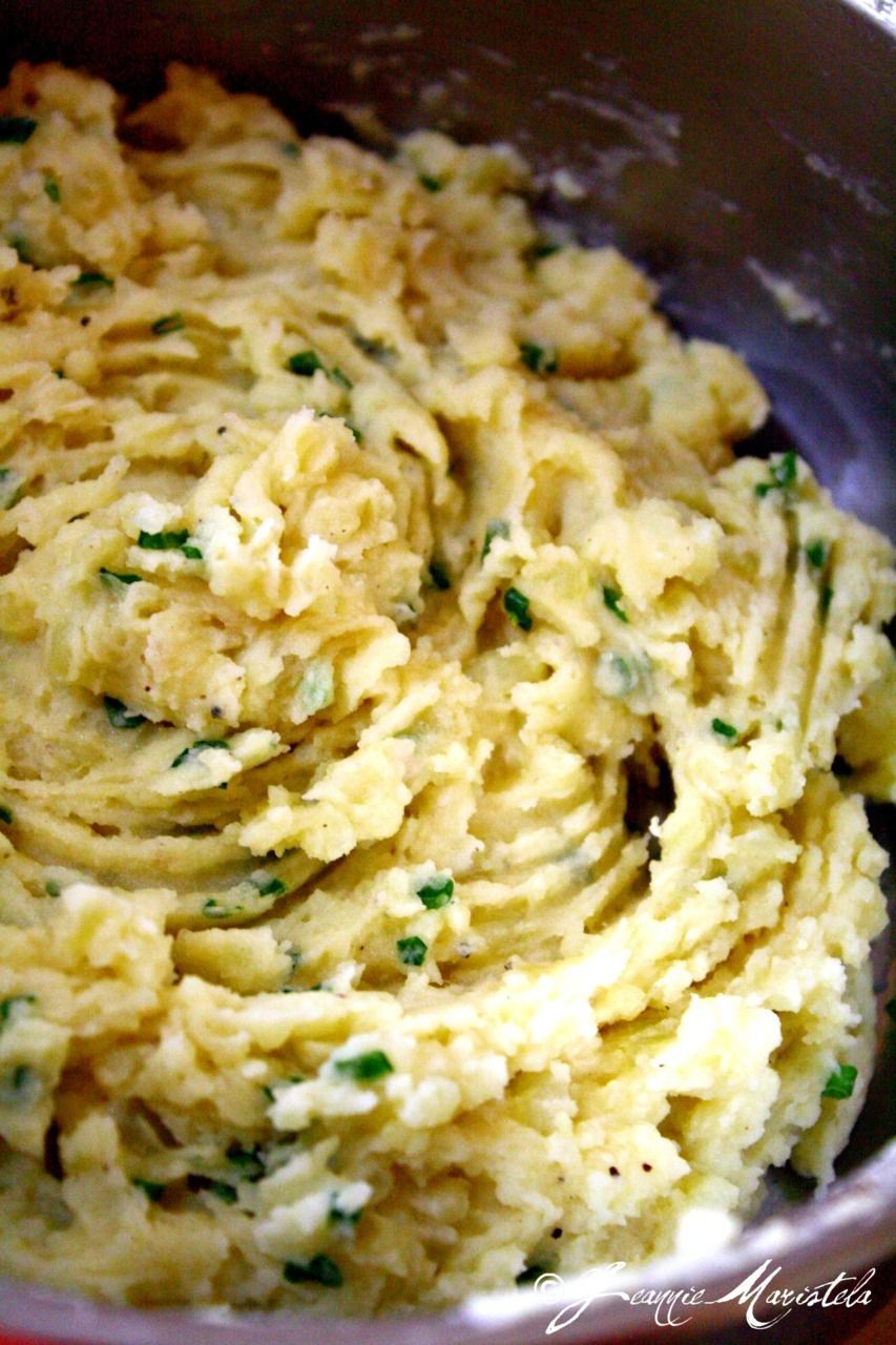 OLIVE OIL, GARLIC, CHIVES AND ROMANO CHEESE MASHED CAULIFLOWER