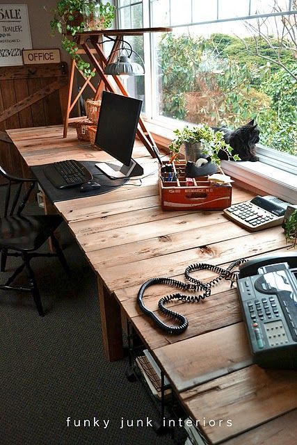 Truly one of my favorite plank desks so far. The orientation of the planks (back