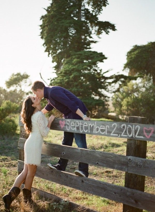 Chalk + fence = adorable save the date idea. :)