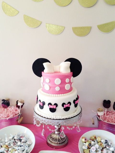 Love this Minnie Mouse cake! #minniemouse