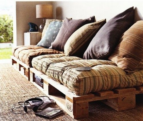Pallet Couch: And you can store books or pictures below…I want this for my apa