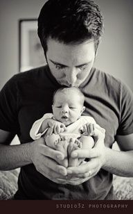 newborn photo ideas – daddy pose