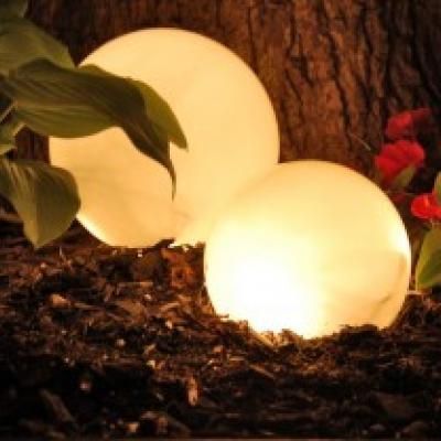 outdoor light using cheap white glass globes and white christmas lights SO DOING