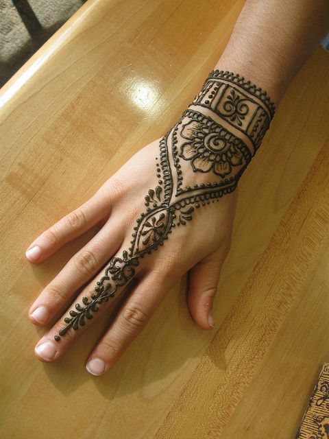 This henna design flows nicely.