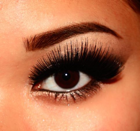 those eyelashes! -is it just me or are more girls wearing fake eyelashes on the