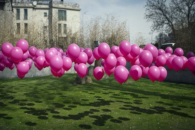 use golf tees to stake balloons to the ground! great idea.