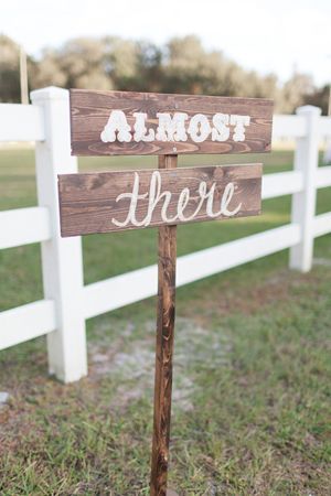 wood signs to the ceremony | Andi Mans #wedding