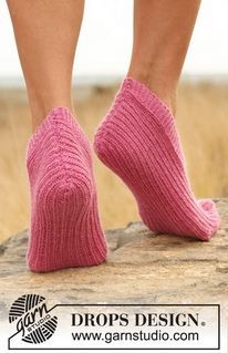 Knitted DROPS slippers in rib in "Fabel". ~ DROPS Design