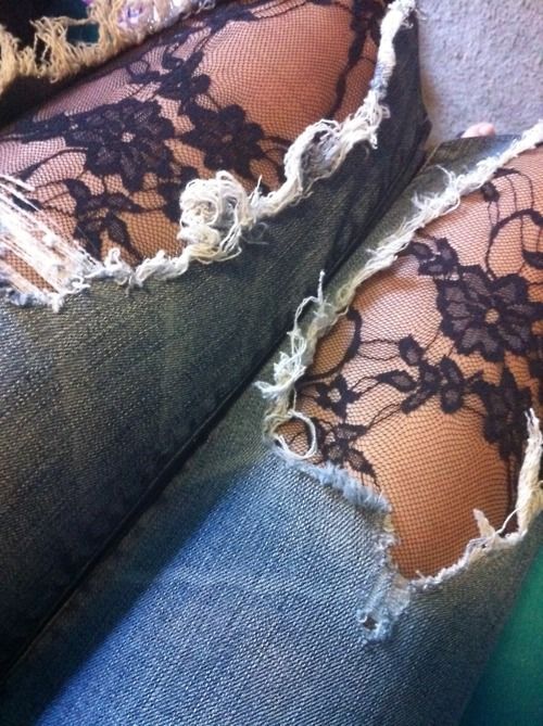 Lace tights underneath ripped jeans. Cuuute!
