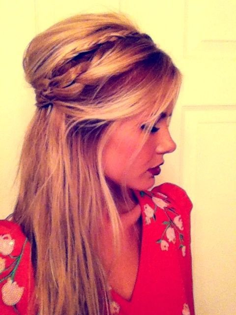 Love this half up, half down braid 'do! I should try something like this ins
