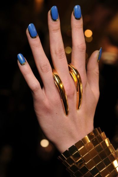 What would Khaleesi wear?Blue nailpolish with gold rims, gold bangle    submitte