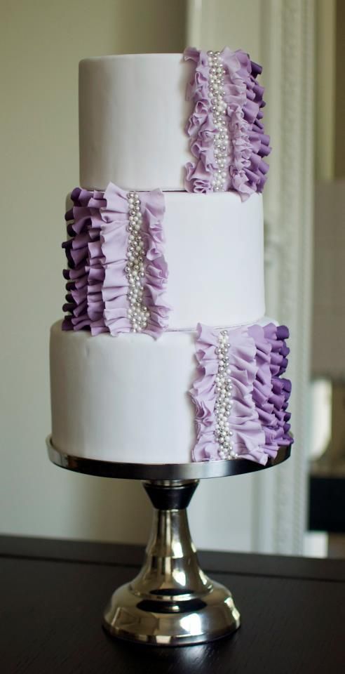 ANYONE FIND A TUTORIAL ON THIS????  ombre-ruffle-wedding-cake.jpg (492×960)