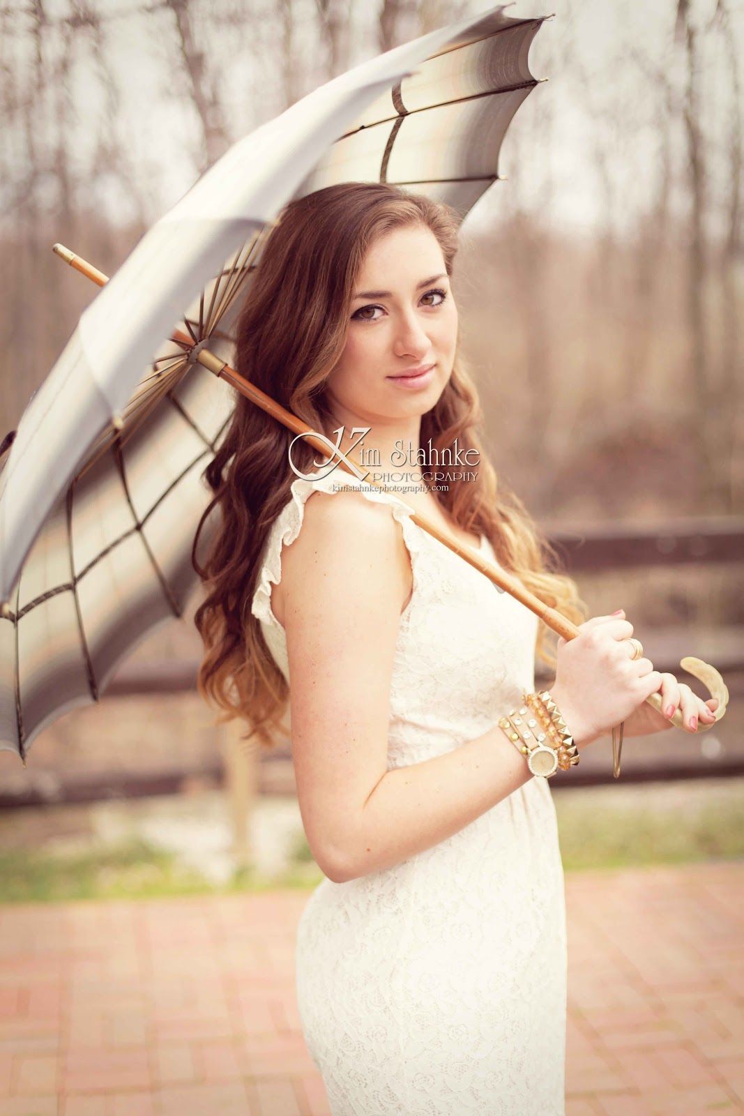 Cute vintage senior picture idea!