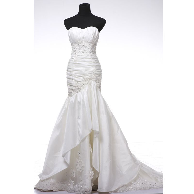 Pretty Sleeveless with Dropped waist wedding dress