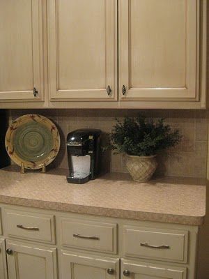 Glazed upper cabinets versus unglazed lower cabinets–subtle yet impressive diff
