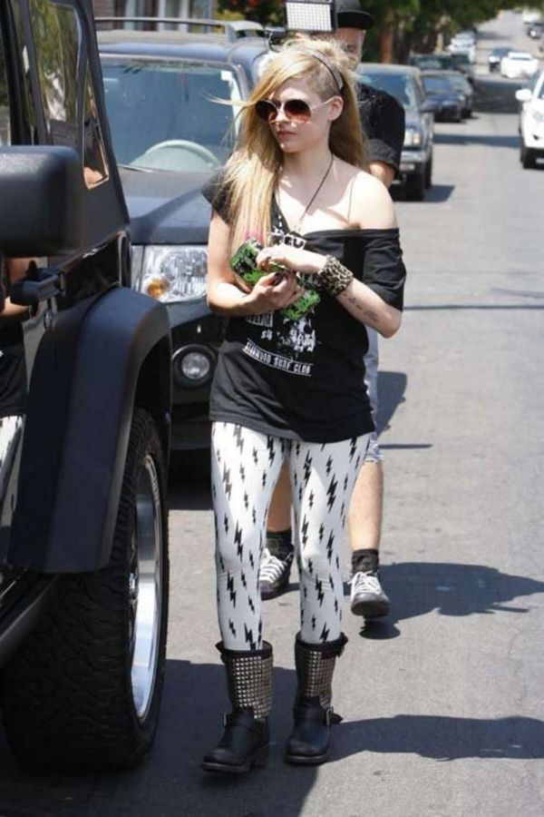 Avril Lavigne styling a cute Grungy outfit