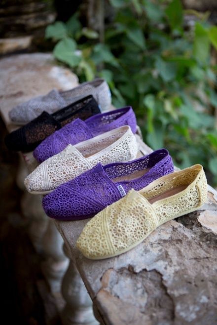 Cute shoes! / Toms Outlet! $26.99 OMG!! Holy cow, Im gonna love this site
