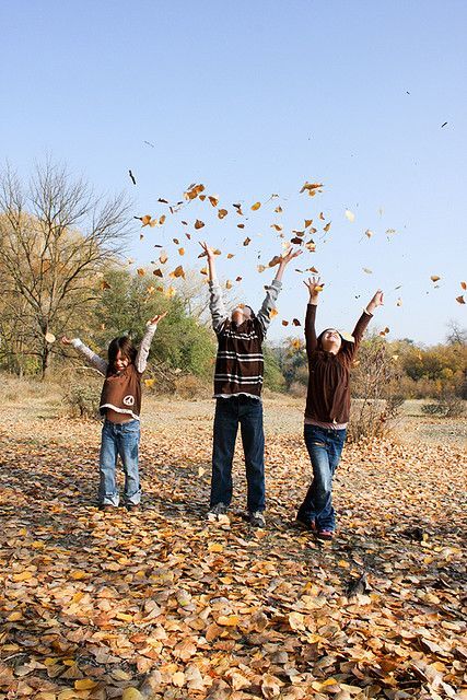 fall family photo inspiration…thinking nolan sitting, s & o throw leaves