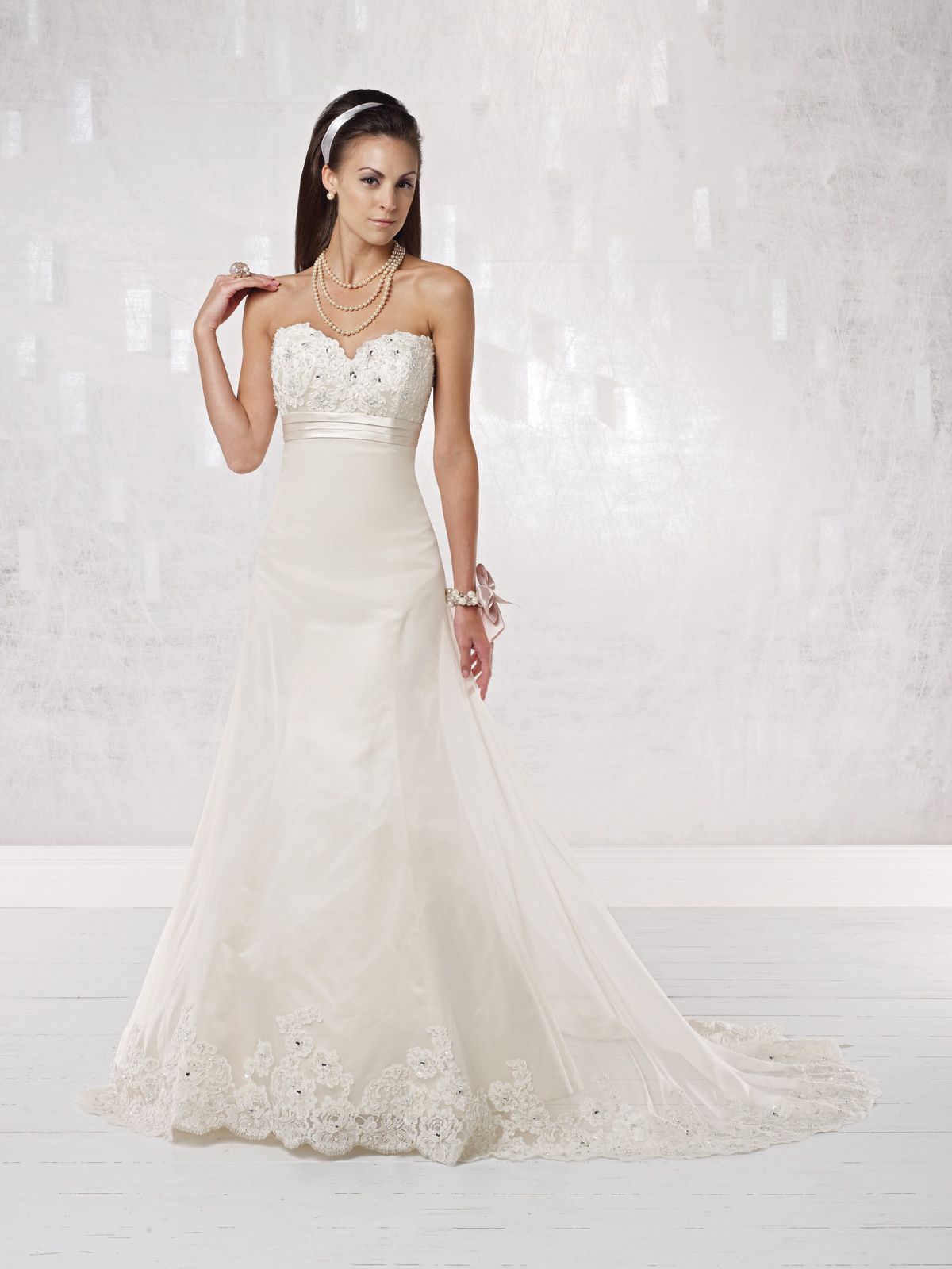 Modern A-line sleeveless organza wedding dress