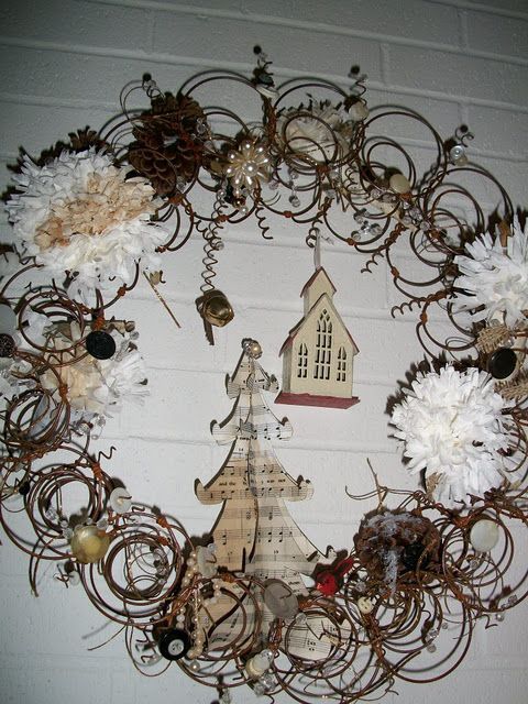 Rusty Bed Spring Wreath – Want to try to do something this for a “bulletin board