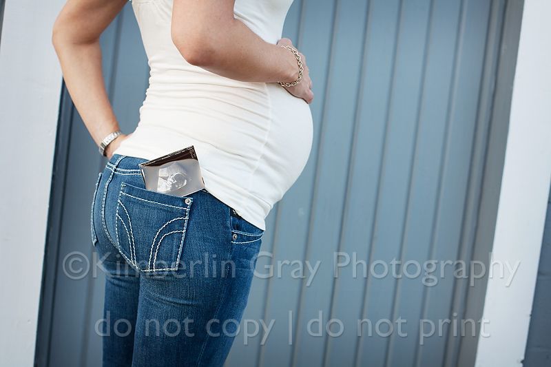 what a cute idea for a maternity photo
 #kimberlingray