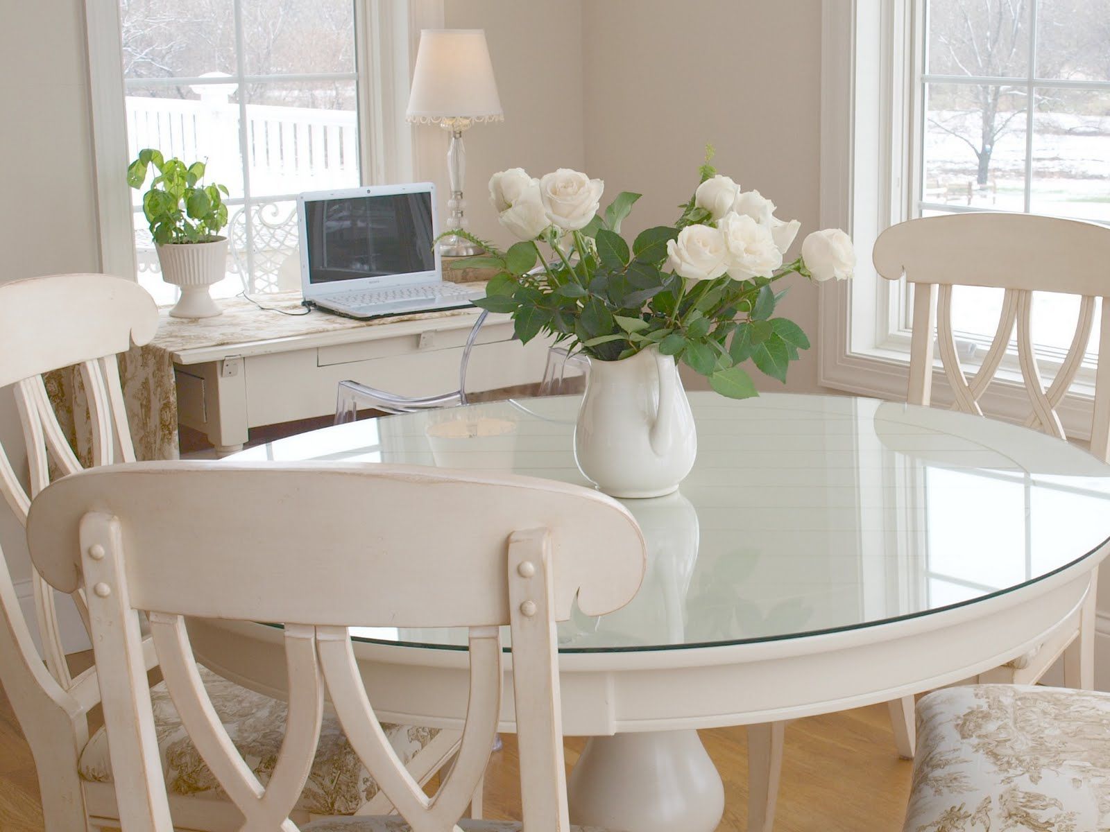 Белый круглый кухонный стол в интерьере