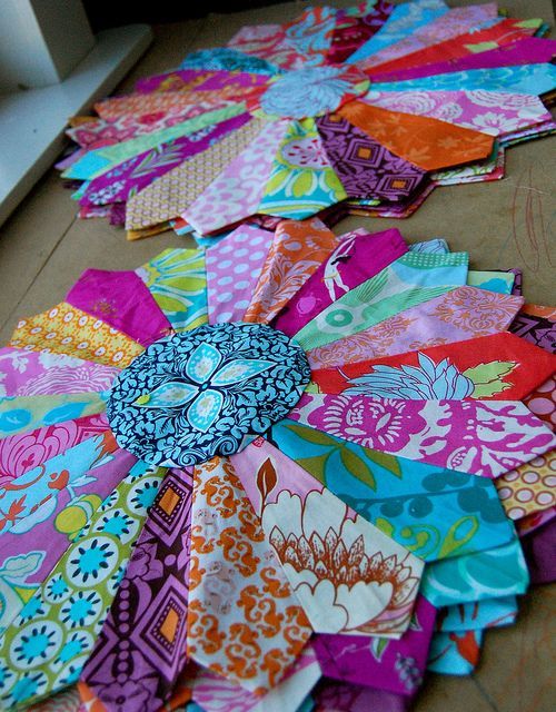 Simply beautiful…part of The Center of Attention quilt template in the Handmad