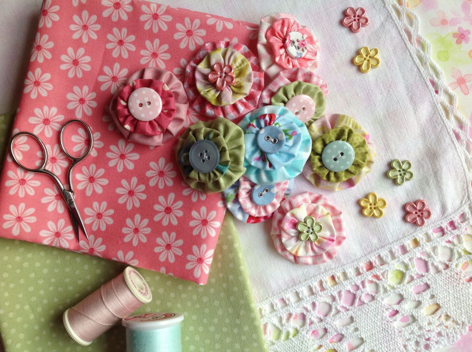 a day of suffolk puffs and yo-yos #button #crafts #sewing #tutorial