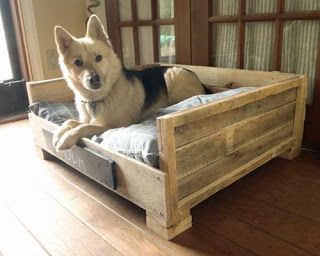 Cute dog bed made out of pallets. Great recycle project!