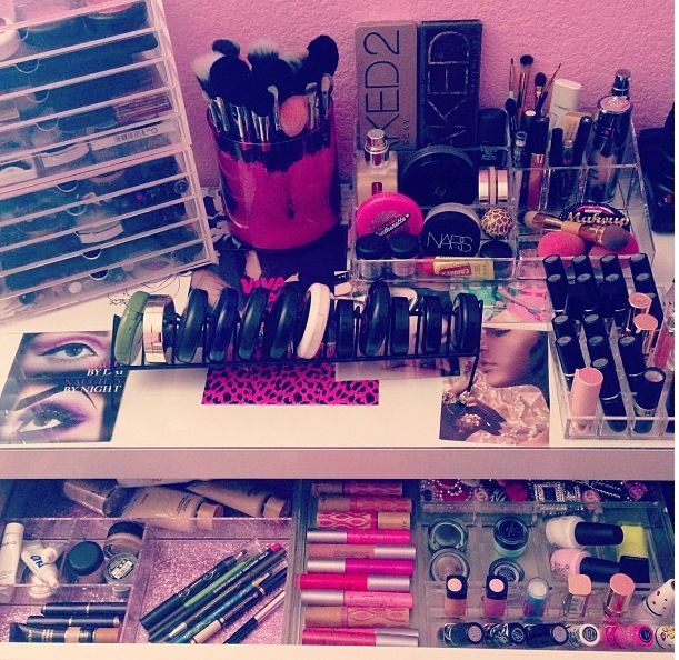 oh my goodness! dream make up collection right there  (: