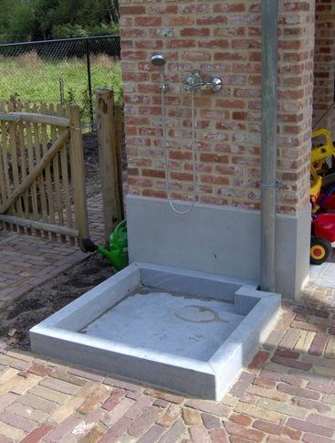 Outdoor wash station. Good idea for pets, large objects, dirty children and men!