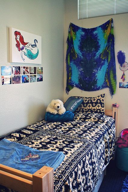 love this dorm decor, especially the ariel painting