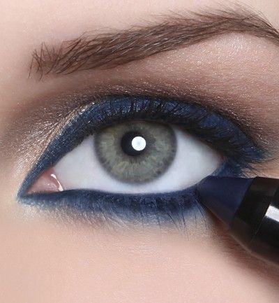 Although it can sometimes sound too different or strange, blue eyeliner works AM