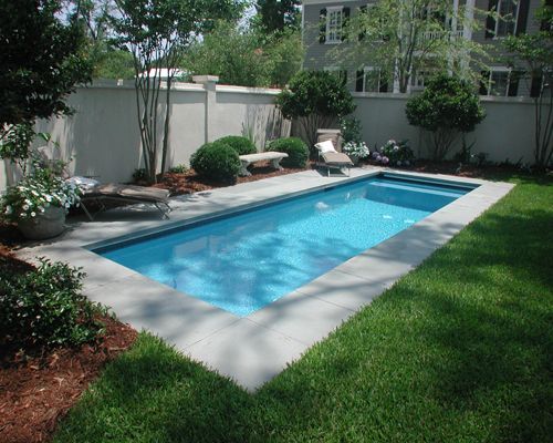 Great example of a courtyard swimming pool design! This pool also has an automat