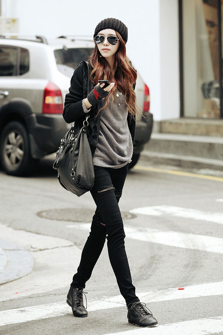 I love black and grey outfits with the beanie