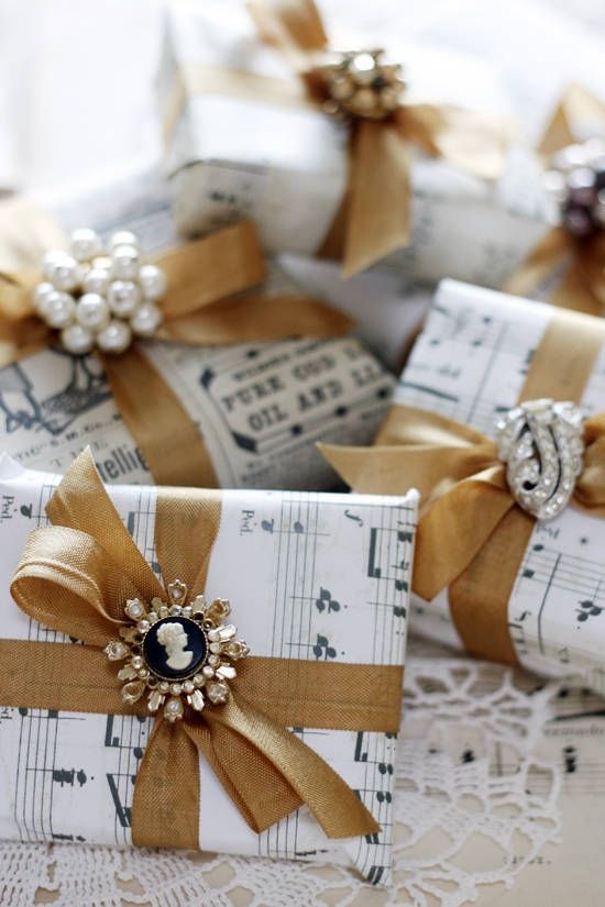 LOVE this gift wrap idea! This could work for Christmas, Moms Day AND Bridesmaid