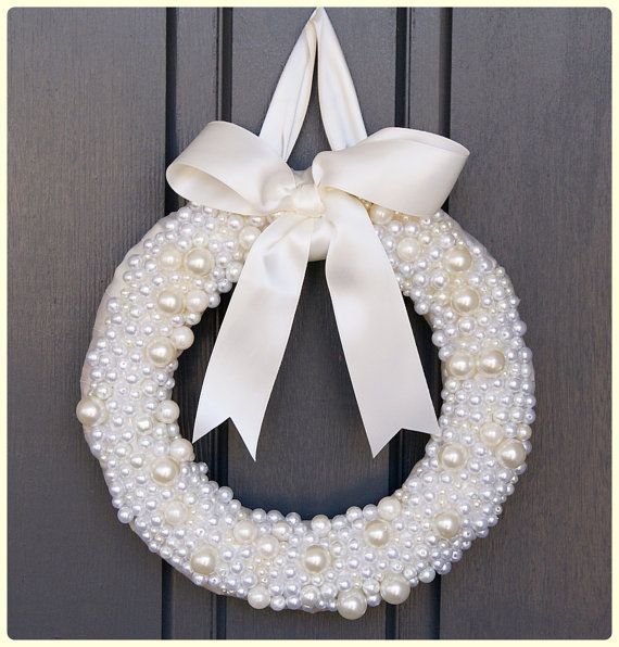 THE PREPPY PEARL Wreath in Ivory.