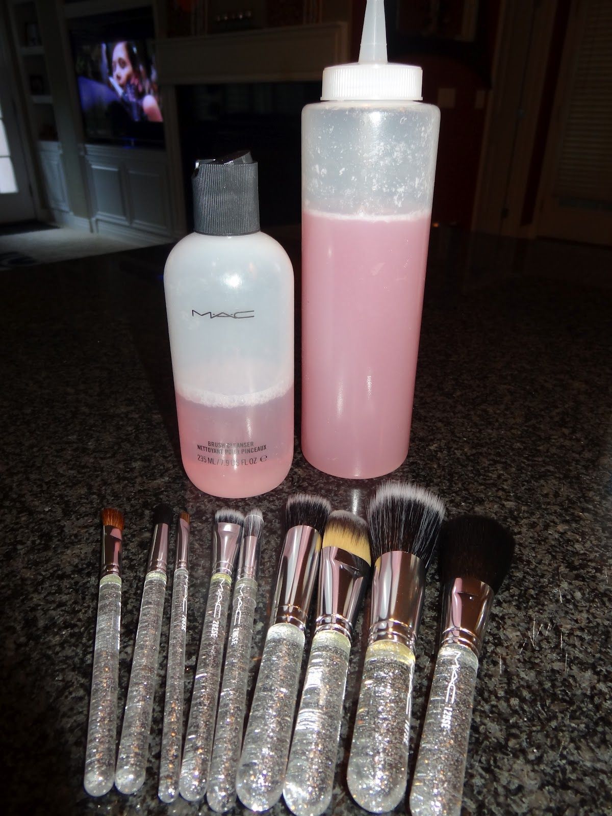 MAC Makeup brush cleaner Kn