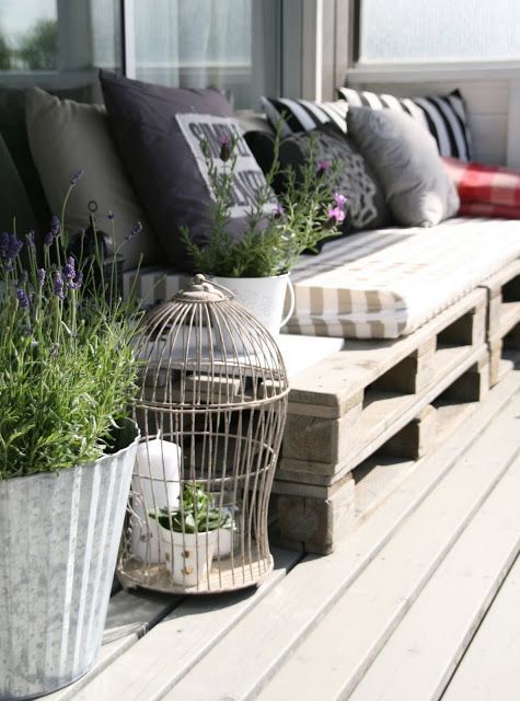 pallet sofa – perfect for on the balcony or patio.. Can be any lenth