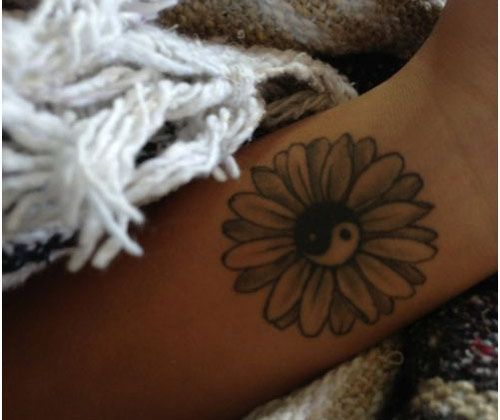 Love the petals on this daisy. I would change the middle to normal and add the words I want around it