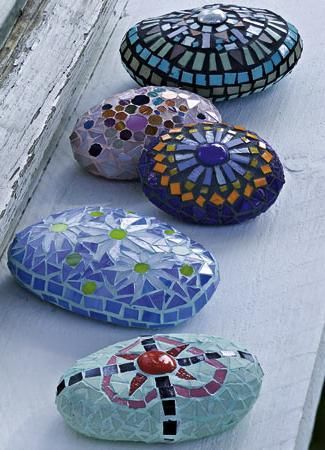 Mosiac on rocks, easy way to practice your mosaic skills and designs then use in the garden for decor.  From TIENDA