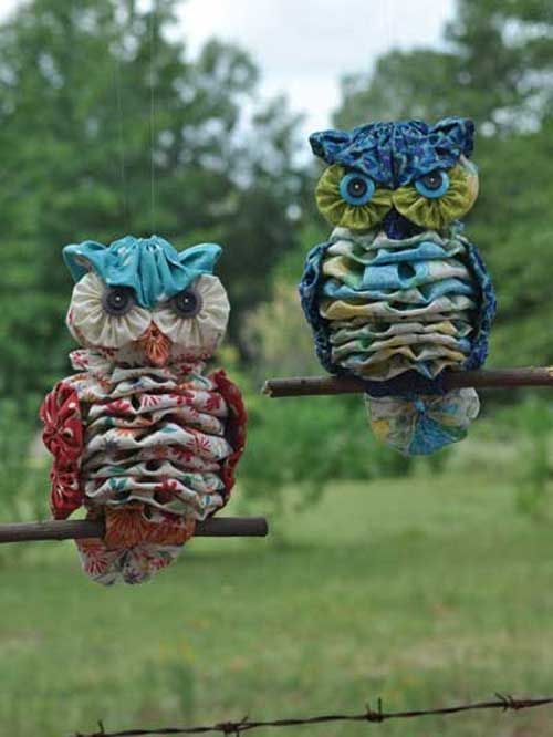 The easiest and cutest owl pattern out there! These completely hand-sewn owls are made from a total of 26 yo-yos, 4 buttons and 1 stick — thats it!