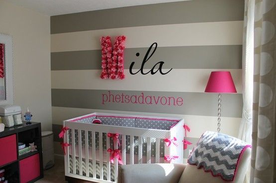 Babyzimmer-gestalten-Deko-Ideen-graue-streifen-lila-akzente