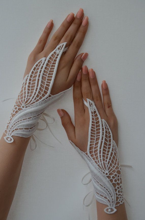 F and I didnt even know that there were so many different wedding gloves but these ones are absolutely stunning.