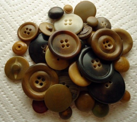 interesting guide on types of vintage buttons and suggestions on how to identify/clean them