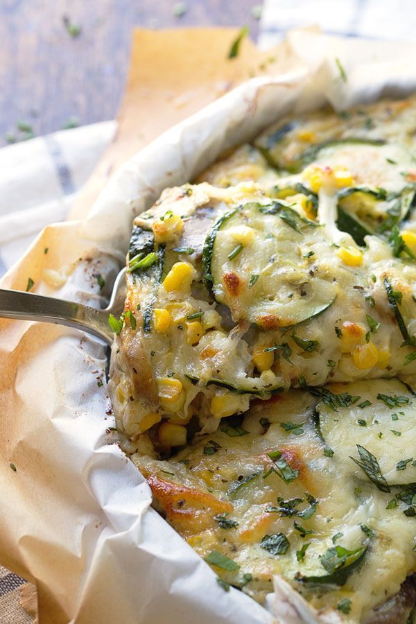 Sweet Corn and Zucchini Pie – SO YUMMY. an easy, cheesy, crustless pie thats ready in 30 minutes. 275 calories.