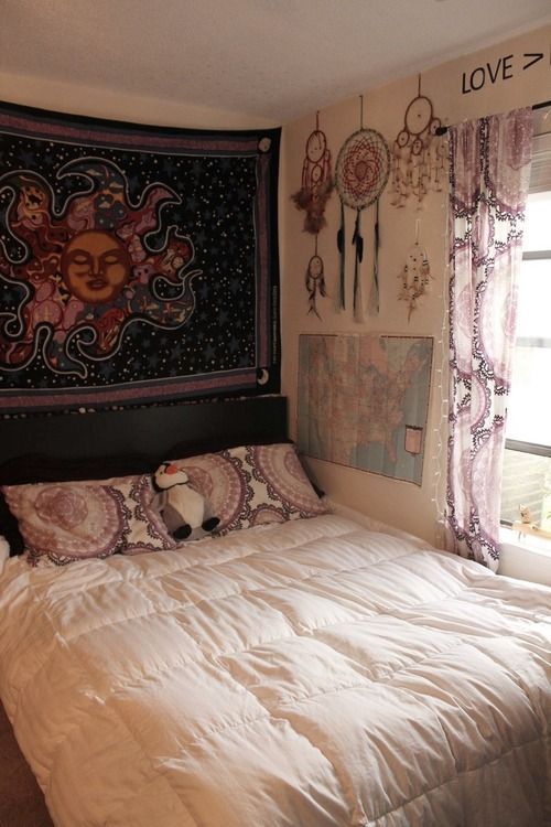 This is such a cute room very boho. Reminds me of something youd see on tumblr lol