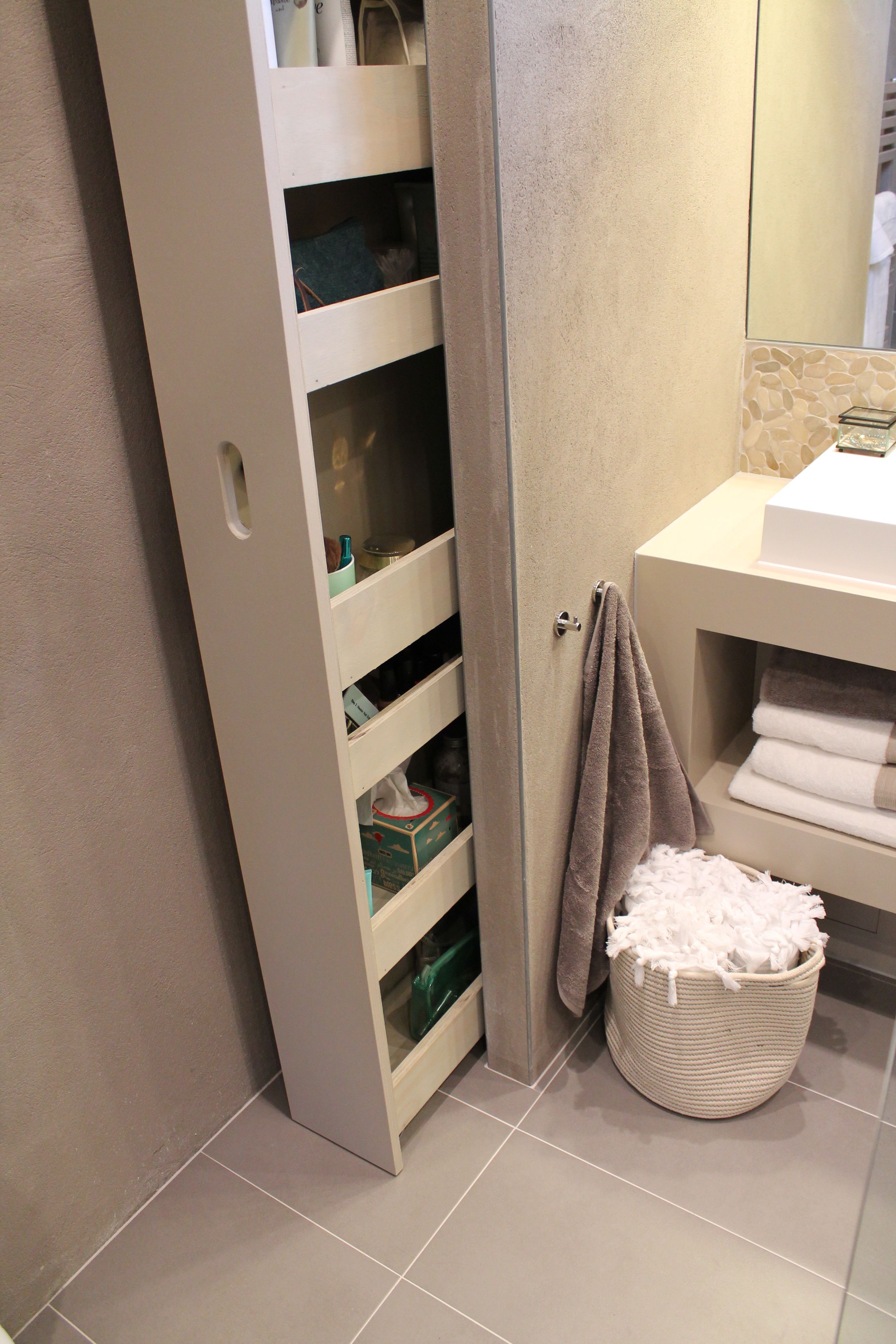 Eigen Huis en Tuin | Praxis. Een handige opbergkast voor de badkamer. Smal, maar veel ruimte!